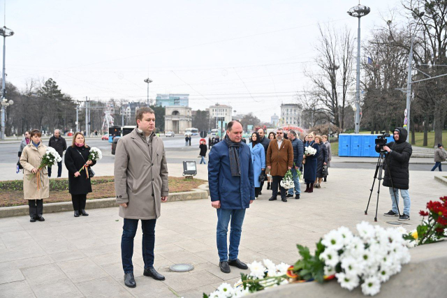 The Chisinau City Hall administration laid flowers at the monument of the ruler Stephen the Great and Holy and at the Memorial Complex "ETERNITATE", as a sign of commemoration of those who fell in the battles on the Dniester
